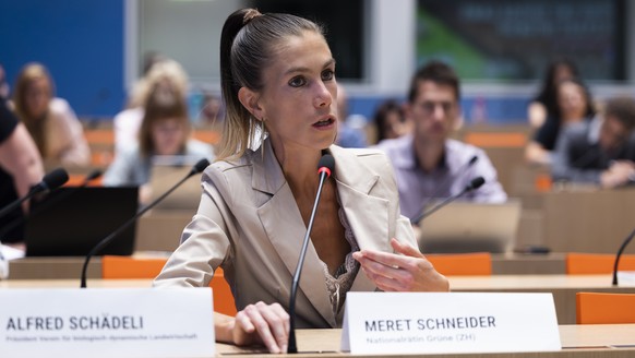 Meret Schneider, Nationalraetin GP-ZH, spricht waehrend einer Medienkonferenz des JA-Komitees &quot;Raus aus der Massentierhaltung&quot;, am Montag, 11. Juli 2022, in Bern. (KEYSTONE/Peter Klaunzer)