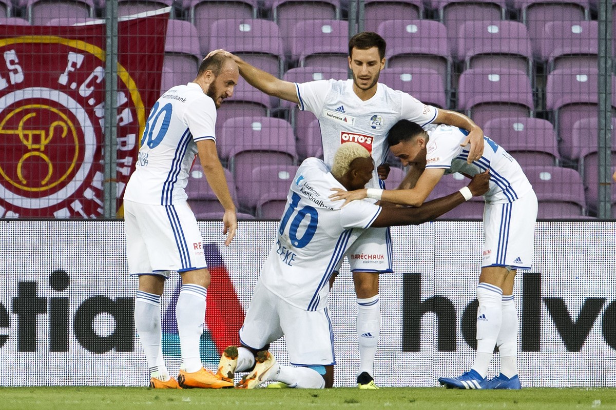 Luzern's forward Blessing Eleke (10), celebrates his goal with teammates midfielder Valeriane Gvilia, left, defender Otar Kakabadze, 2nd right, and midfielder Ruben Vargas, right, after scoring t ...