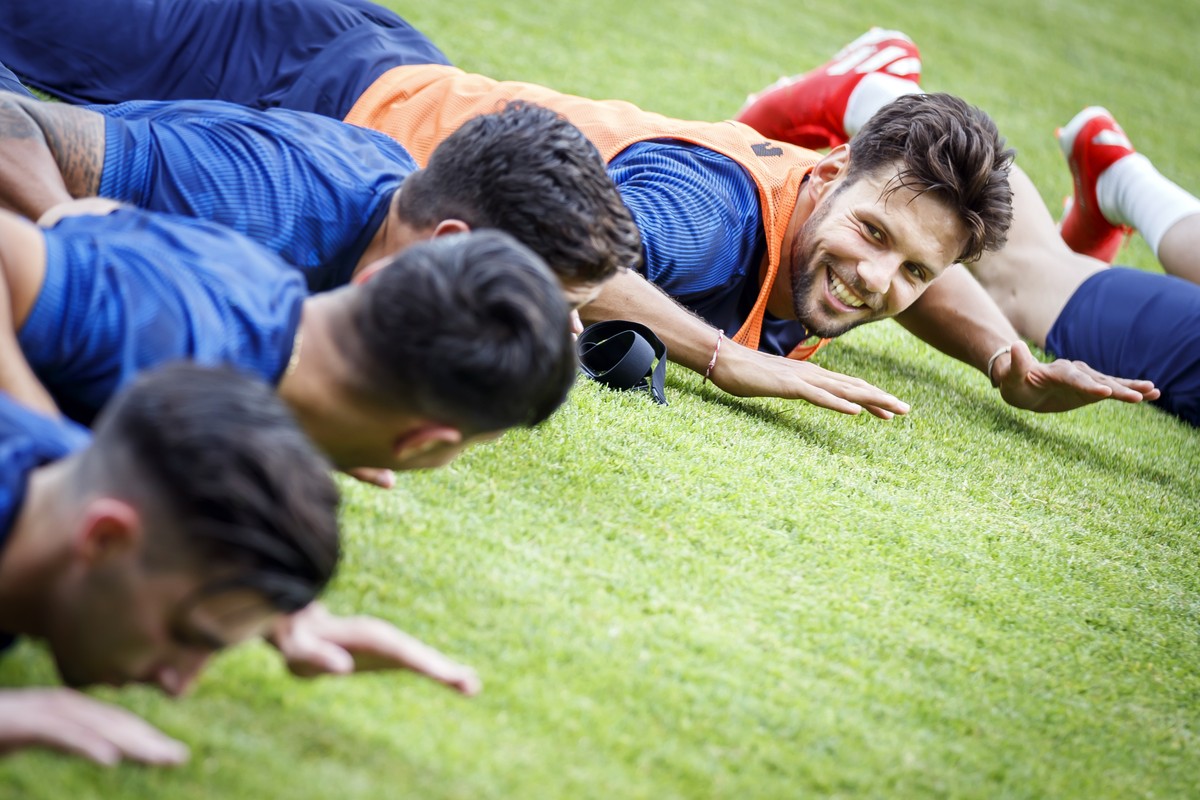 Le defenseur genevois Vincent Sasso (droite) est photographie lors du premeier entrainement de l'equipe de football Servette FC avant d'entamer la nouvelle saison en Super League, ce mardi 1 ...