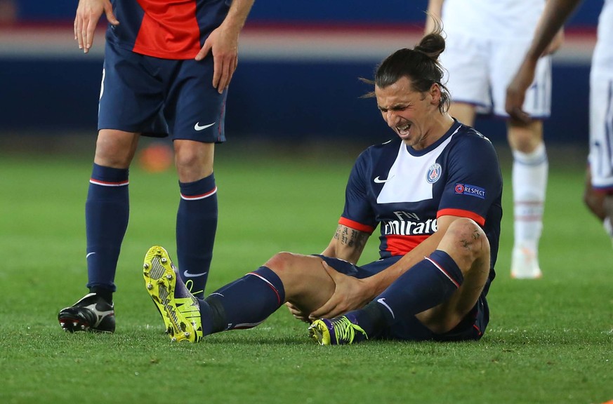02.04.2014; Paris; Fussball Champions League - PSG - Chelsea; Zlatan Ibrahimovic (PSG) verletzt (Catherine Ivill/AMA/freshfocus)