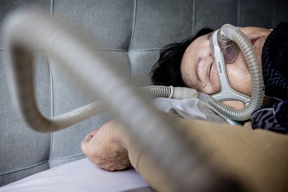 ILLUSTRATION - A woman with a DreamStation 2 Sleep Apnea device from healthcare technology company Philips. ANP ROB ENGELAAR netherlands out - belgium out PUBLICATIONxINxGERxSUIxAUTxONLY Copyright: xx ...