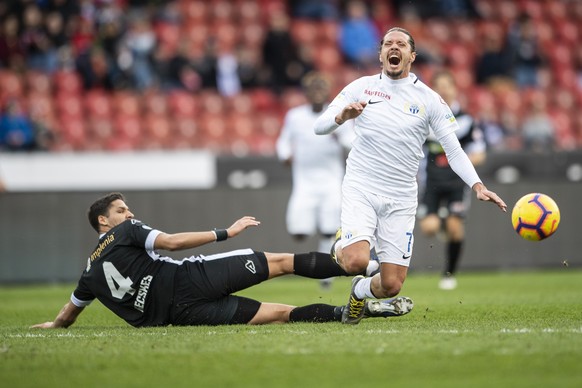 Zuerichs Adrian Winter, rechts, reagiert nach dem Foul von Luganos Akos Kecskes, links, im Fussball Meisterschaftsspiel der Super League zwischen dem FC Zuerich und dem FC Lugano im Letzigrund, am Son ...