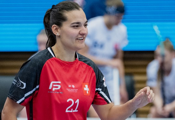 Chiara Gredig (links, Schweiz) bejubelt mit Corin Ruettimann (rechts, Schweiz) das 3:0, waehrend dem Viertelfinale Schweiz gegen Slowakei an der Unihockey Weltmeisterschaft der Frauen, am Freitag, 3.  ...