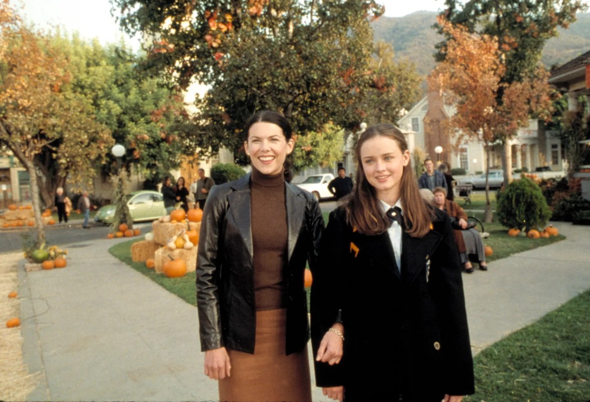 Alexis Bledel and Lauren Graham in Gilmore Girls (2000)