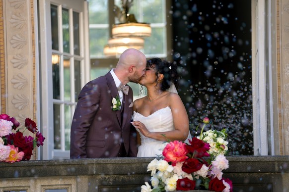 Und dies ist ihr Hochzeitskuss – wie bei den Royals auf einem Balkon.