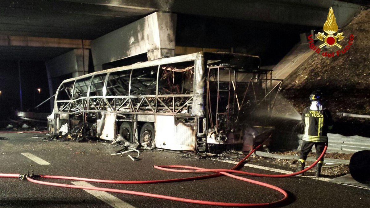 epa05737406 A handout photo made available by Vigili del Fuoco (Italian Firewatchers) shows a burned Hungarian bus after an accident at 'Verona Est' highway's exit in Verona, Italy, 21  ...