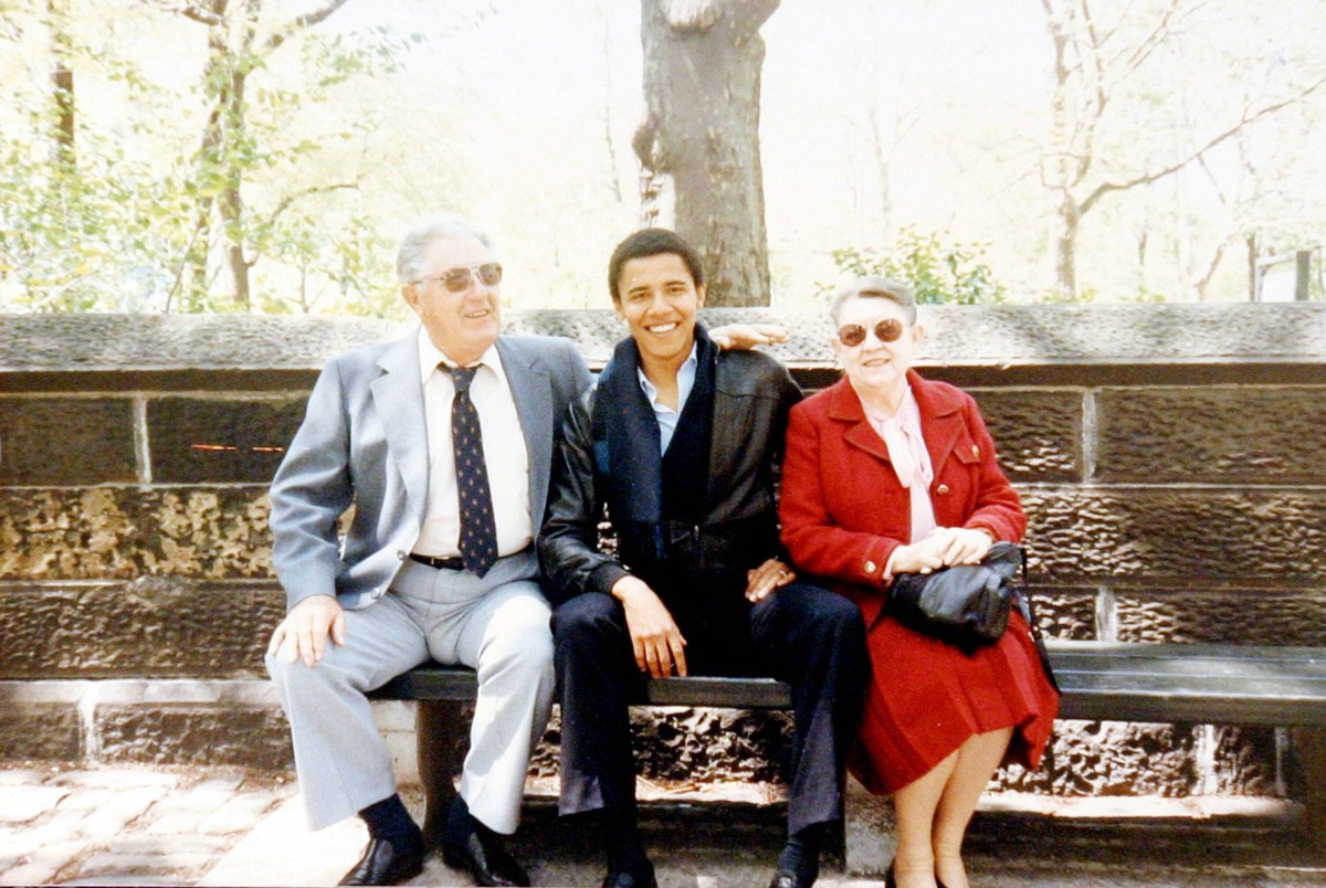 1981 Barack Hussein Obama zusammen mit Großvater Stanley Dunham und Großmutter Madelyn in New York - PUBLICATIONxINxGERxSUIxAUTxHUNxONLY WAX20080220711