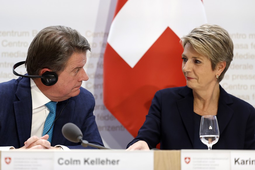 epa10532777 Colm Kelleher (L), Chairman UBS, and Swiss Finance Minister Karin Keller-Sutter (R), during a press conference in Bern, Switzerland, 19 March 2023. The bank UBS takes over Credit Suisse fo ...