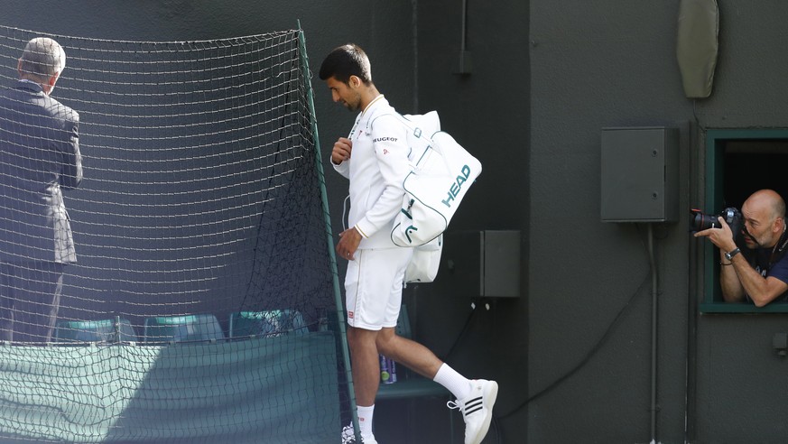 Der Titelverteidiger verlässt den Platz: Djokovic nach dem Out gegen Querrey.