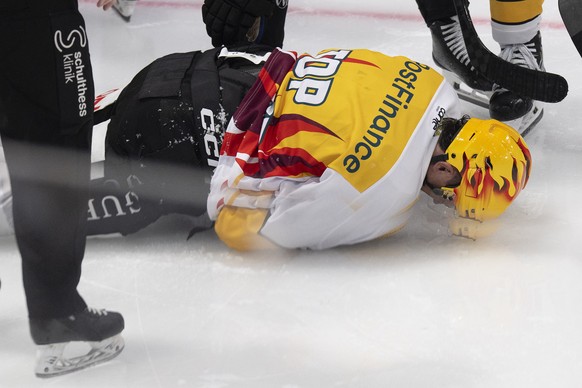 PostFinance Top Scorer Calvin Thuerkauf (HCL) liegt am Boden im Eishockey Spiel der National League zwischen dem HC Fribourg Gotteron und dem HC Lugano, am Dienstag, 9. September 2025, in der BCF Aren ...