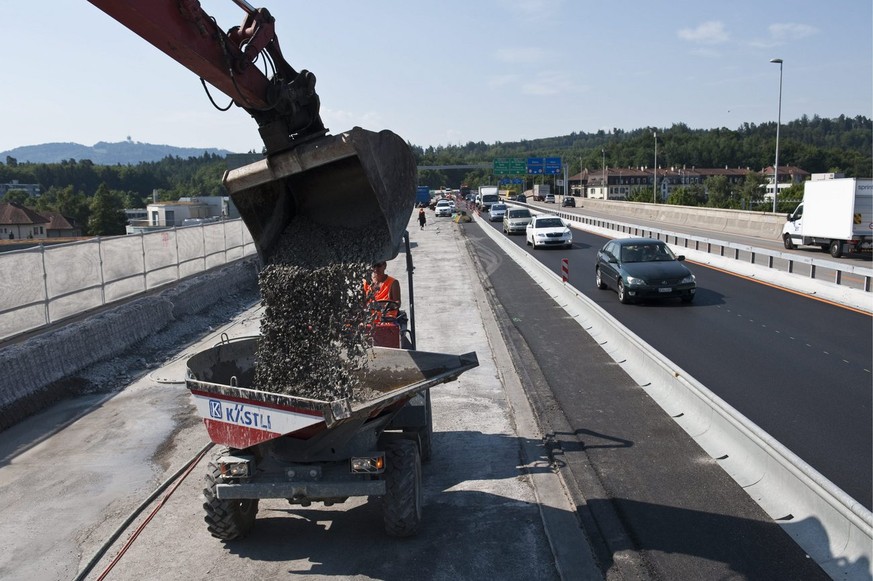 Bauarbeiter Thiago Castro wartet am Steuer seines Kippers auf eine Ladung Bruchbeton, auf der Baustelle des Weyermannshaus Viadukts auf der Autobahn A12 am Mittwoch, 21. Juli 2010 in Bern. Die Autobah ...