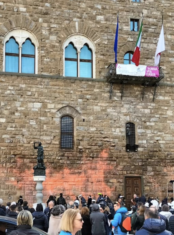 Klimaaktivisten haben die Fassade vom Palazzo Vecchio in Florenz beschmiert. Die Farbe ist abwaschbar.