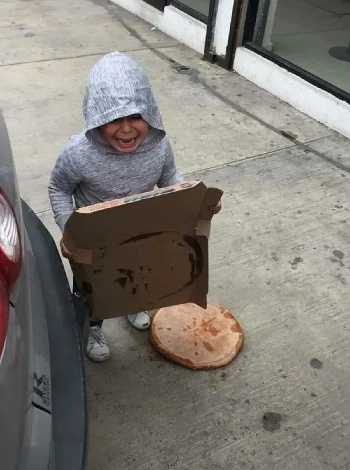 Lustige Fails: Bub lässt Pizza fallen