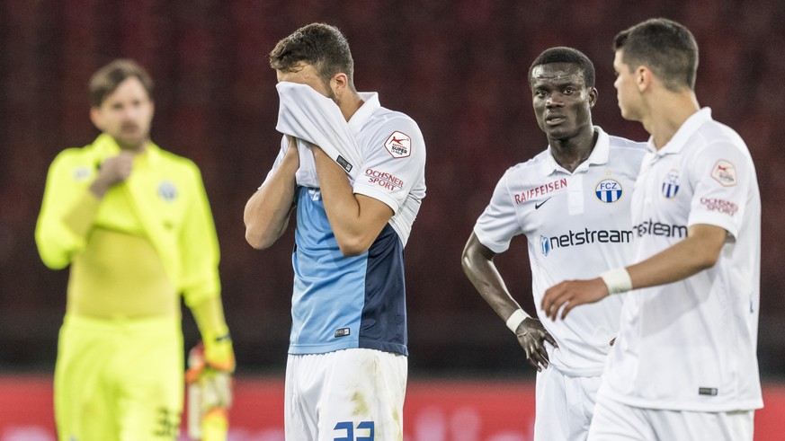 Die Zuercher Spieler zeigen Enttaeuschung nach dem Super League Fussballspiel zwischen dem FC Zuerich und dem FC Vaduz im Letzigrund, am Mittwoch, 25. Mai 2016 in Zuerich. Der FCZ steigt zum ersten Ma ...