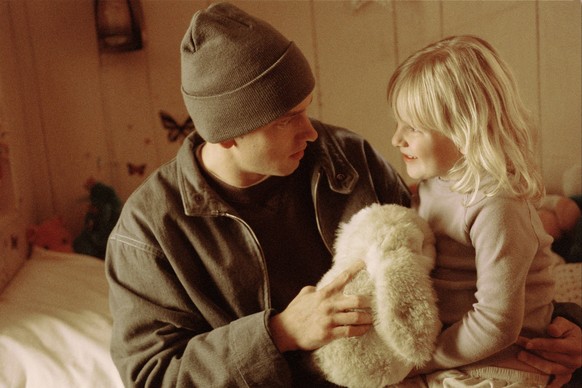 8 MILE, Eminem with Chloe Greenfield, 2002, c Universal/Courtesy of Everett Collection Universal/Courtesy of Everett Collection PLEASE NOTE RECORDING DATE ESTIMATED PUBLICATIONxINxGERxSUIxAUTxONLY Copyright: xUni...