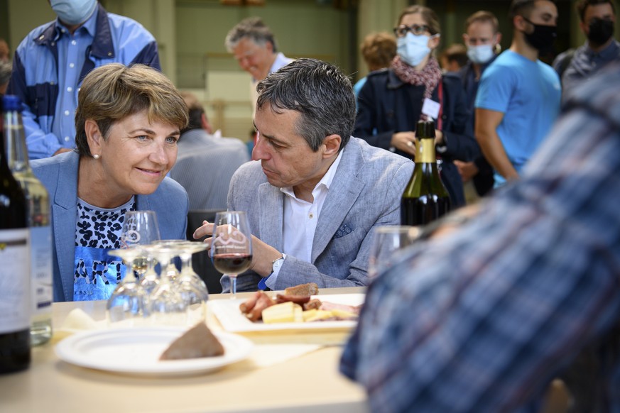 Les conseillers federaux, Viola Amherd, gauche, parle avec Ignazio Cassis, droite, lors d'un aperitif avec la population de la commune du Chenit pendant l'excursion du Conseil federal ce jeu ...