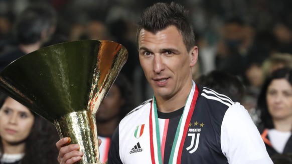 Juventus&#039; Mario Mandzukic holds the Serie A soccer title trophy, at the Allianz Stadium in Turin, Italy, Sunday, May 19, 2019. (AP Photo/Antonio Calanni)