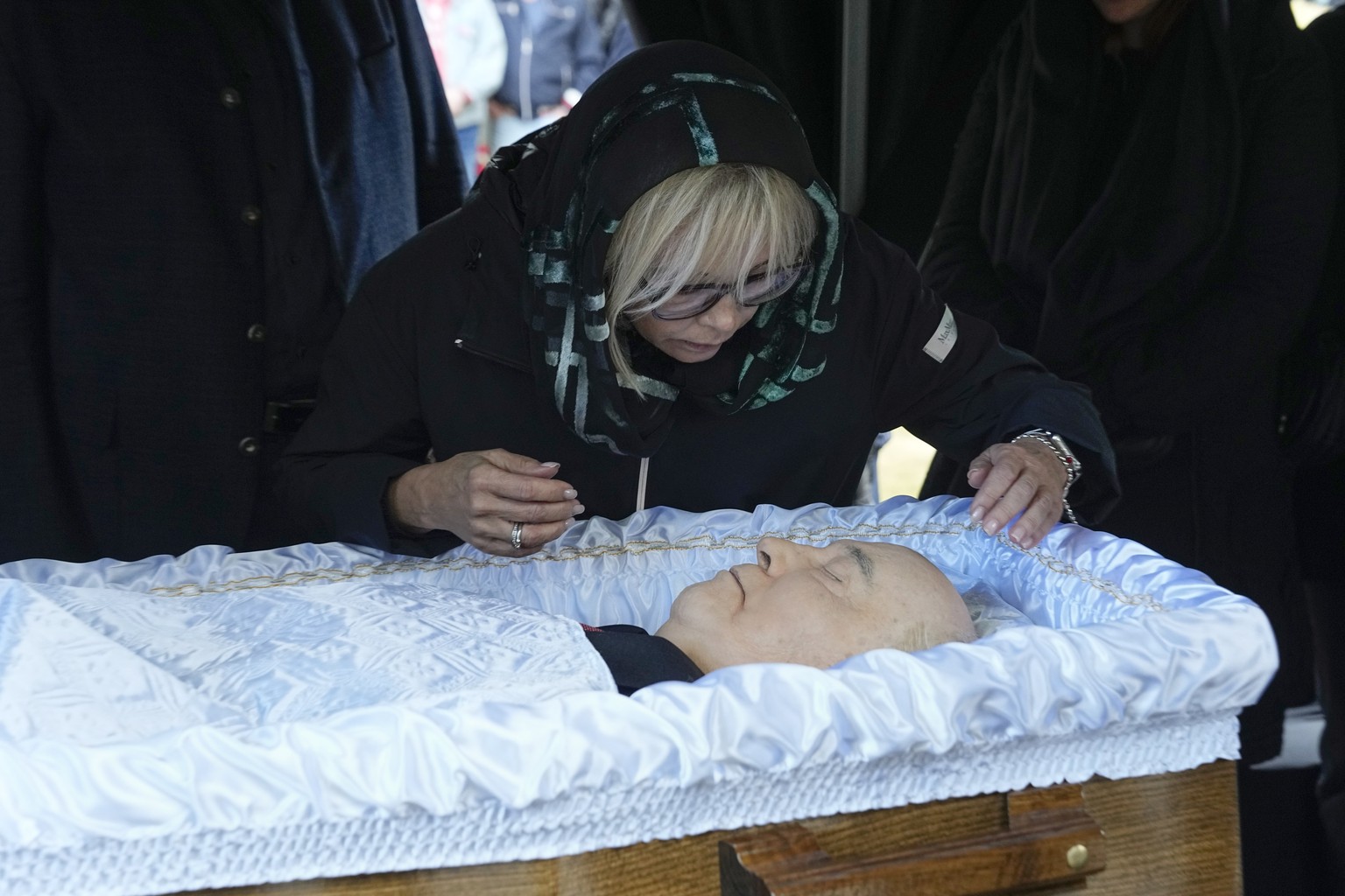 epa10157027 Irina Virganskaya, daughter of former Soviet Union President Mikhail Gorbachev says goodbye to him for the last time during funeral at Novodevichy Cemetery in Moscow, Russia, 03 September  ...