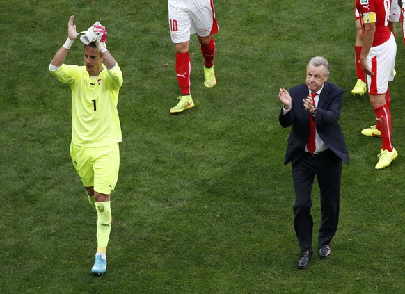 Diego Benaglio und Ottmar Hitzfeld freuen sich gemeinsam über den gelungenen WM-Auftakt.