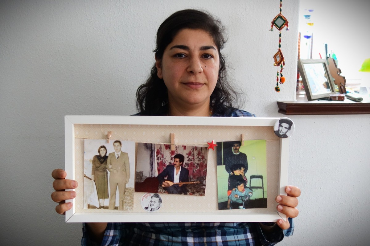 Deniz Gülünay, eine aus der Türkei geflüchtete Kurdin, die nach wie vor nach ihrem Vater, Hasan Gülünay, sucht, der 1992 in Polizeigewahrsam verschwand. Ihre Mutter schloss sich als eine der Ersten be ...