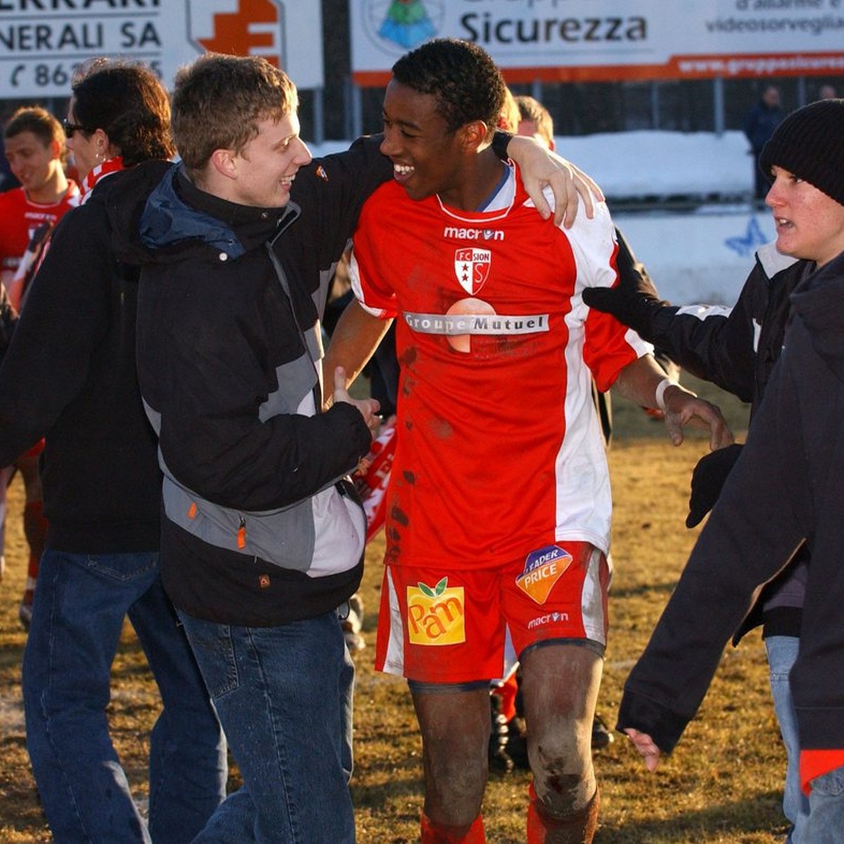 Sittens' Gelson Fernandes, Mitte, freut sich mit Fans nach dem Sieg im Fussball Cup Viertelfinalspiel zwischen dem FC Locarno und dem FC Sion, am Samstag, 4. Februar 2006, in Locarno. (KEYSTONE/T ...