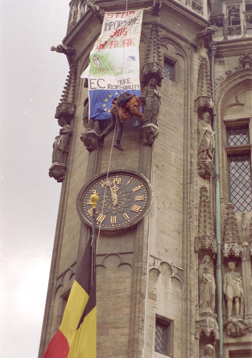 Bruno Manser bestieg in einer Protestaktion 1993 das Brüsseler Stadthaus.
https://bmf.ch/de