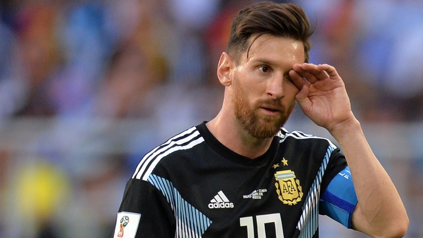 epa06813069 Lionel Messi (L) of Argentina and Ragnar Sigurdsson of Iceland during the FIFA World Cup 2018 group D preliminary round soccer match between Argentina and Iceland in Moscow, Russia, 16 Jun ...