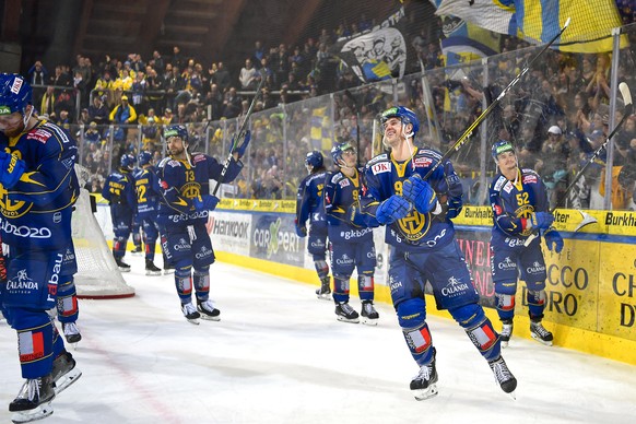 Die Davoser mit Sven Jung, vorne, lassen sich nach ihrem 5:3 Sieg von ihren Fans feiern, beim Eishockey-Qualifikationsspiel der National League A zwischen dem HC Davos und dem HC Ambri-Piotta, am Sonn ...