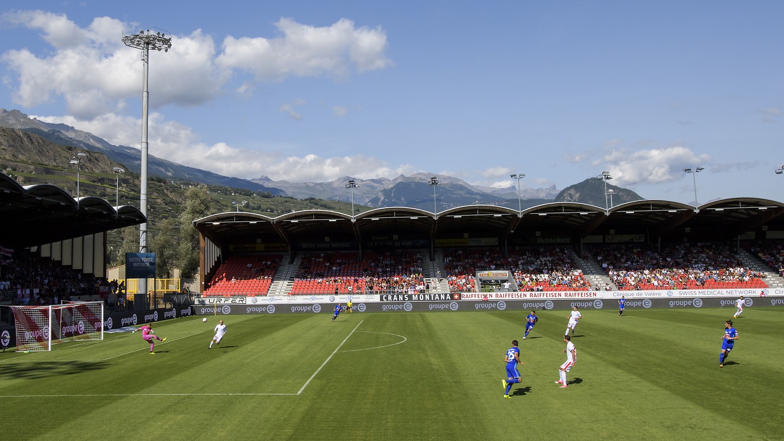 Les deux formations jouent sur la nouvelle pelouse, lors de la rencontre de football de Super League entre le FC Sion et le FC Luzern ce dimanche 20 aout 2017 au stade de Tourbillon a Sion. (KEYSTONE/ ...