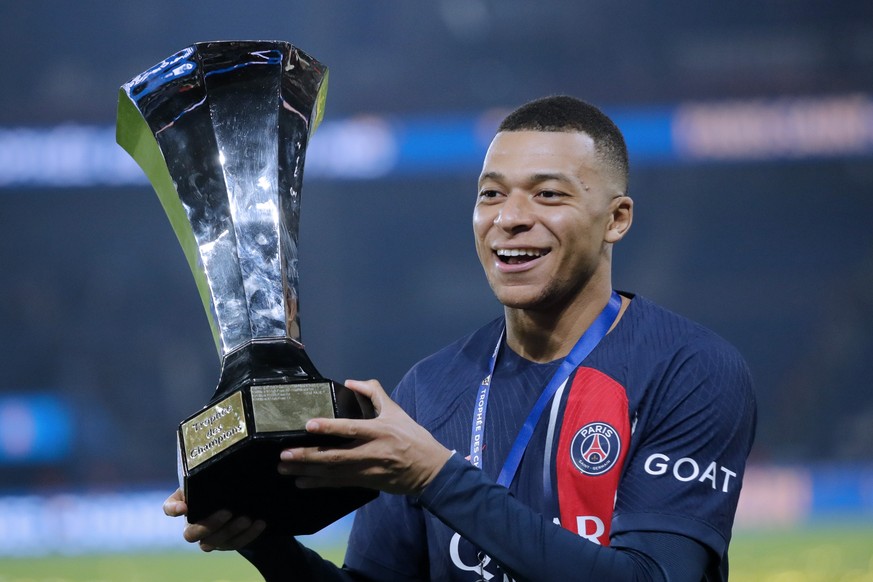 epa11055980 Paris Saint Germain&#039;s Kylian Mbappe celebrates with the trophy after winning the French Supercup Trophee Des Champions match between PSG and Toulouse in Paris, France, 03 January 2024 ...
