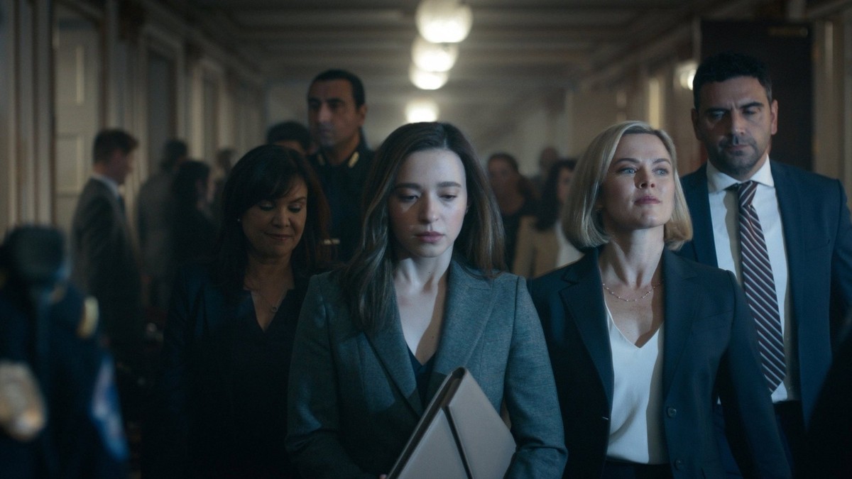 Cette suite prend la forme d’un thriller journalistique, avec pour personnage principal la lanceuse d’alerte Frances Haugen, incarnée par Mikey Madison (au centre).