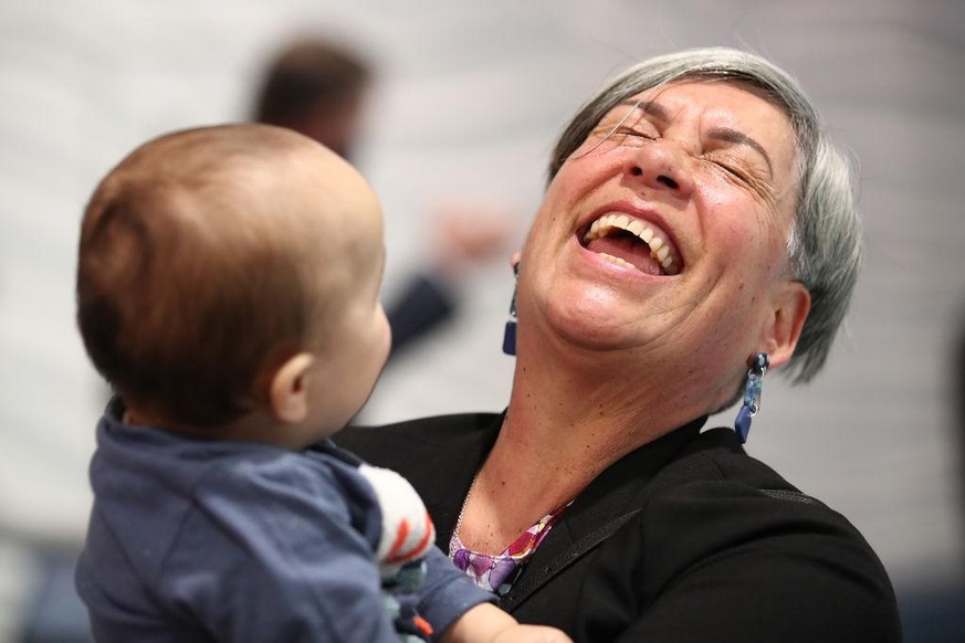 AUCKLAND, NEW ZEALAND - APRIL 19: Loved ones are greeted off the second quarantine free trans-Tasman flight, a Qantas flight from Melbourne to Auckland on April 19, 2021 in Auckland, New Zealand. The  ...