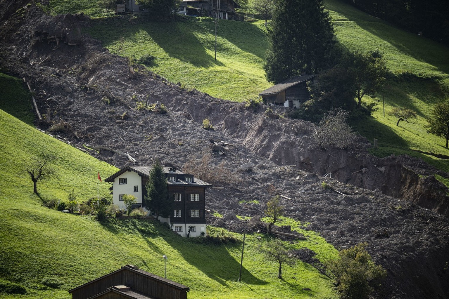 Blick auf den Erdrutsch, aufgenommen am Dienstag, 3. Oktober 2023, in Schwanden. Am 29. August hat sich ein Erdrutsch mit 30&#039;000 Kubikmeter Geroell ereignet. Zahlreiche Gebaeude wurden beschaedig ...