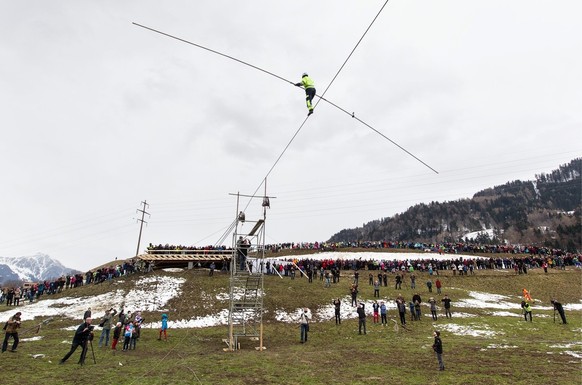 Im Rahmen des Spatenstichs fuer die neue Taminabruecke balanciert der Artist Freddy Nock vor den Augen zahlreicher Zuschauer die letzten Meter auf einem 617 Meter langen Hochseil 250 Meter ueber der T ...