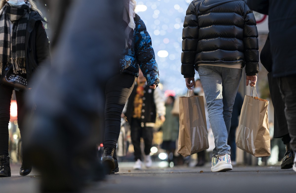 ZUM WEIHNACHTSSHOPPING AN DER ZUERCHER BAHNHOFSTRASSE STELLEN WIR IHNEN FOLGENDES NEUES BILD ZUR VERFUEGUNG. WEITERE BILDER FINDEN SIE AUF visual.keystone-sda.ch --- Personen mit Schutzmasken und Eink ...