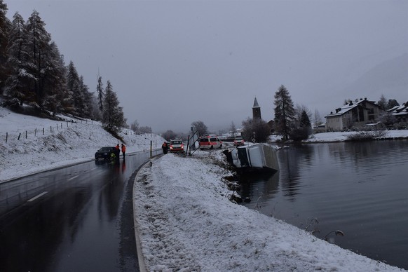 Lieferwagen landet nach Crash mit Auto im Silsersee