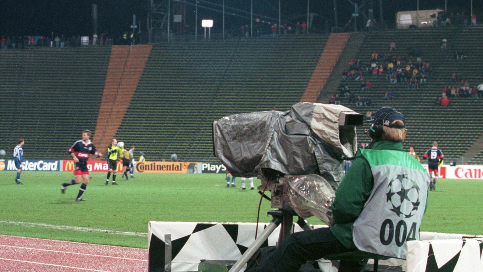 Eine TV Camera bei dem Spiel FC Bayern Muenchen gegen IFK Goeteborg am 10. Dez. 1997. Der ARD Vorsitzende Fritz Pleitgen gab am Mittwoch, 21. Feb. 2001 in Koel bekannt, dass die Verhandlungen mit Rech ...