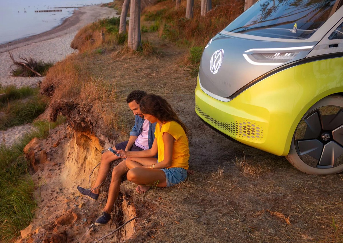 Vollelektrischer VW-Bus ID.Buzz am Strand. Konzept.