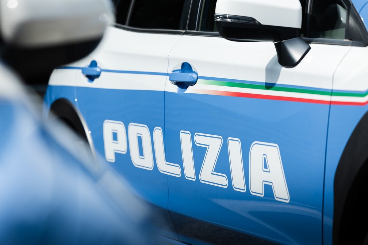 Ein Polizeiauto der italienischen Staatspolizei am Grenzuebergang zur Schweiz in Fornasette, Italien, am 18. Juni 2024. (KEYSTONE/Ti-Press/Maria Linda Clericetti)