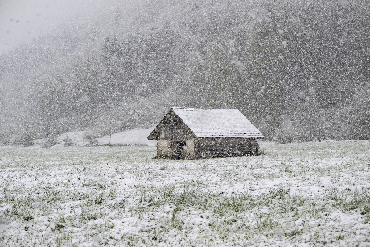 Der Schneefall bis in tiefere Lagen verzaubert die Landschaft winterlich, wie hier bei Grafenort im Kanton Obwalden auf 600 Meter ueber Meer am Donnerstag, 18. April 2024. (KEYSTONE/Urs Flueeler)