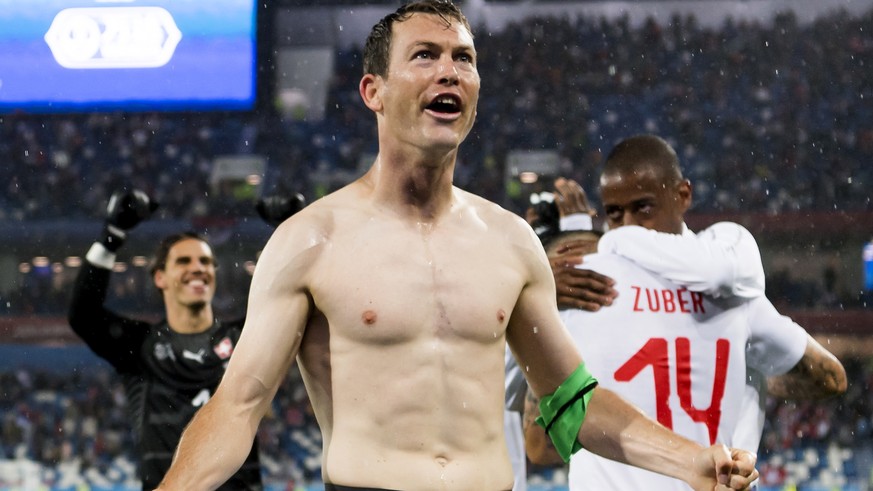 epa06832040 Switzerland&#039;s defender Stephan Lichtsteiner, celebrates winning the FIFA World Cup 2018 group E preliminary round soccer match between Switzerland and Serbia in Kaliningrad, Russia, 2 ...