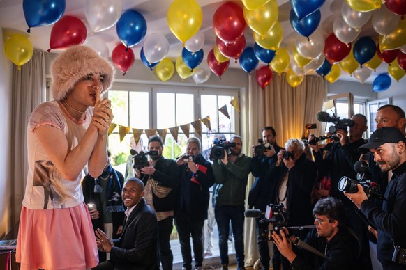 Nemo anlaesslich der Feier zum 50-Jahres-ESC-Sieg von Abba, am Donnerstag, 18. April 2024, in der Schwedischen Botschaft in Bern. Nemo vertritt mit dem Song ?The Code? die Schweiz am Eurovision Song C ...