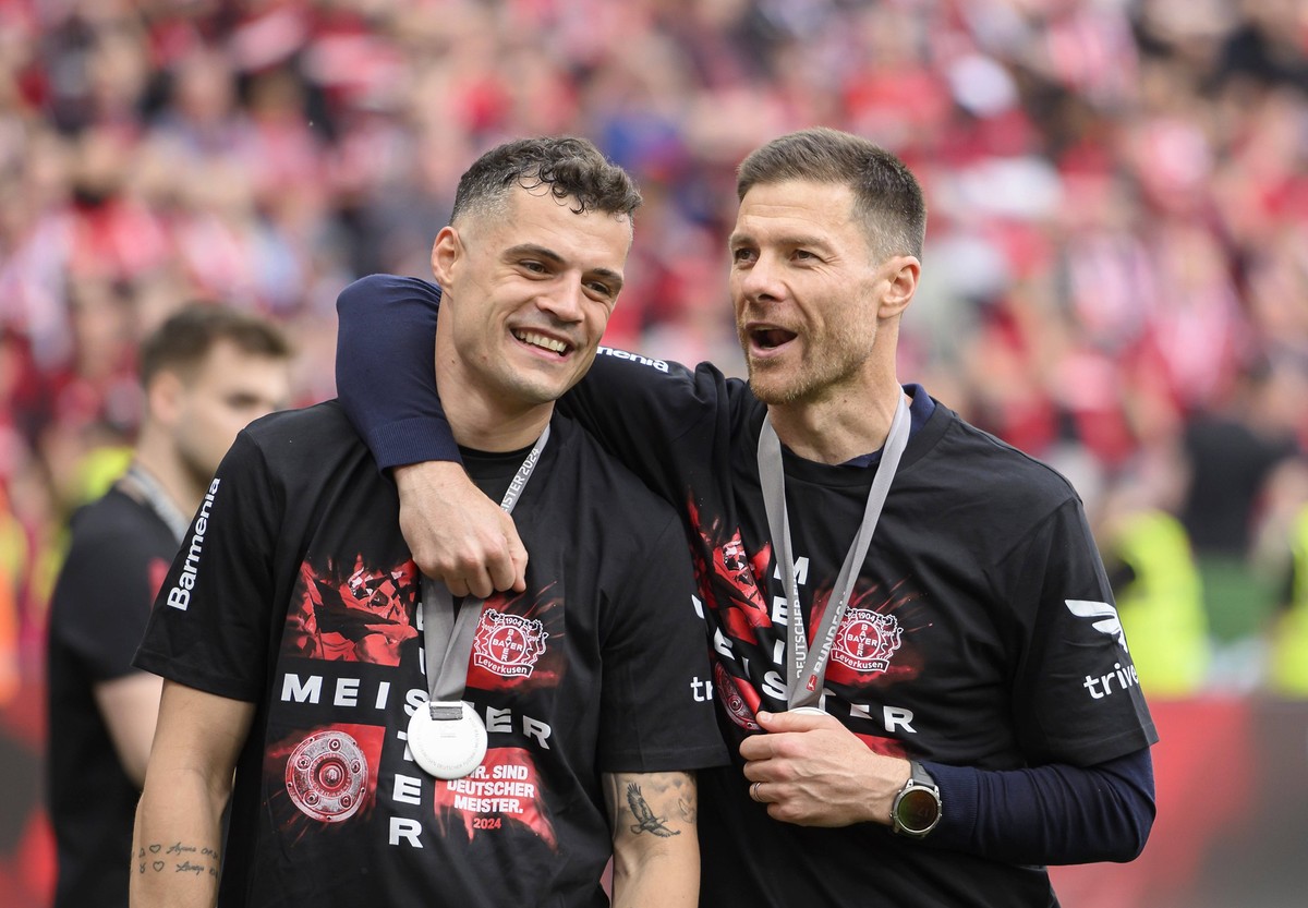Trainer Xabier Xabi ALONSO LEV Arm in Arm mit Granit XHAKA LEV bei der Feier Fussball 1. Bundesliga, 34.Spieltag, Bayer 04 Leverkusen LEV - FC Augsburg A 2:1, am 18.05.2024 in Leverkusen/ Deutschland. ...