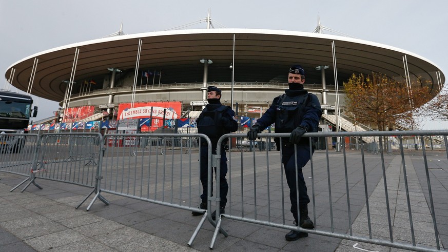 Polizisten vor dem Stade de France, in dem der Final der EM 2016 stattfinden wird.