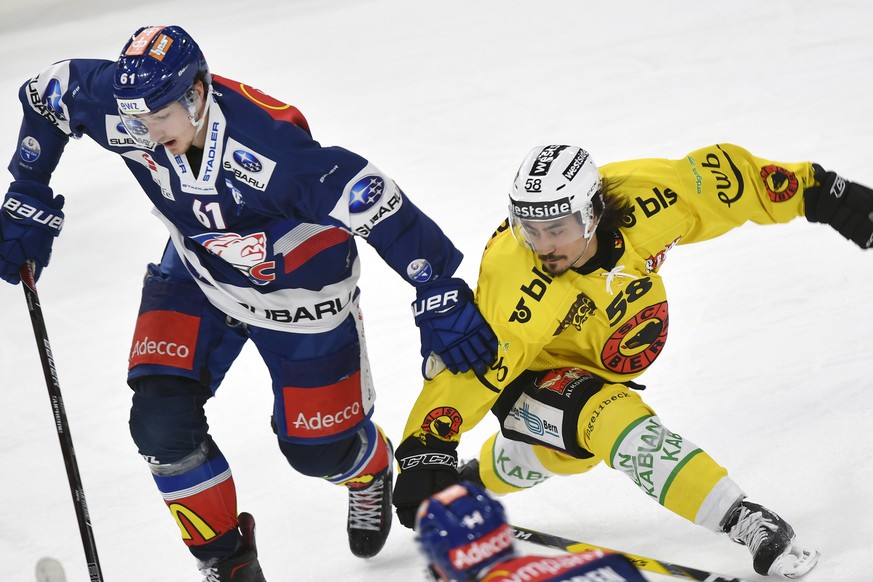 Der Berner Eric Blum, rechts, gegen den Zuercher Fabrice Herzog, links, beim Eishockeyspiel der National League ZSC Lions gegen den SC Bern im Hallenstadion in Zuerich am Sonntag, 3. Dezember 2017. (K ...