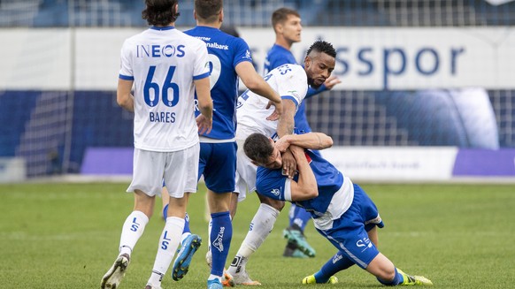 Jonathan Bolingi, oben, von Lausanne im Spiel gegen Stefan Knezevic, unten, von Luzern beim Super League Meisterschaftsspiel zwischen dem FC Luzern und dem FC Lausanne Sport vom Mittwoch, 21. April 20 ...