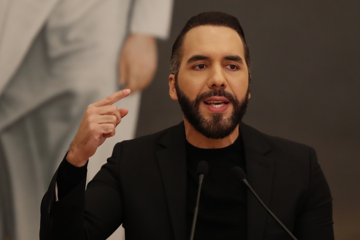 epa11825399 The President of El Salvador, Nayib Bukele, speaks during a press conference at the Presidential House in San Salvador, El Salvador, 14 January 2025. Bukele announced that his government w ...