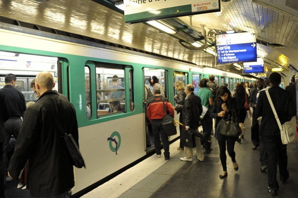 epa02319803 Metro passengers board a train at Gare Montparnasse in Paris, France, 06 September 2010, at the start of the general strike called by the trade unions for 07 September to protest against r ...
