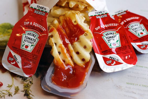 Ob in Beutelchen, Tütchen oder Tuben: In vielen Gastrobetrieben kostet das Ketchup zusätzlich.