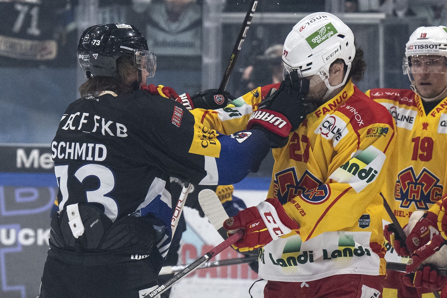 Gotterons Sandro Schmid, links, im Duell mit Biels Yannick Rathgeb im Eishockey Qualifikationsspiel der National League zwischen dem HC Fribourg Gotteron und dem EHC Biel, am Dienstag, 17. Januar 2023 ...